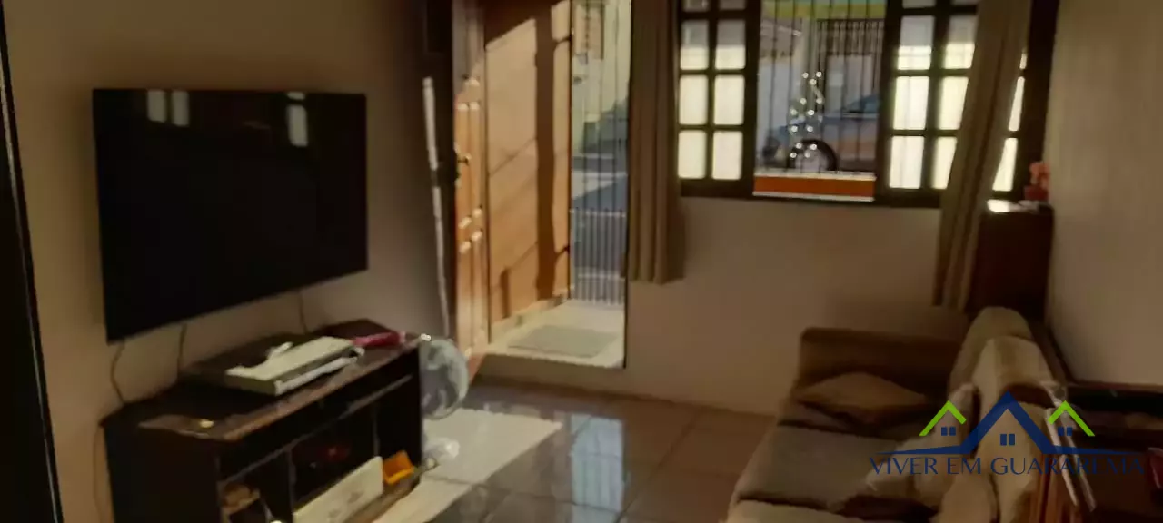 3 CASAS NO MESMO TERRENO NO CENTRO DE GUARAREMA — Miniatura 2