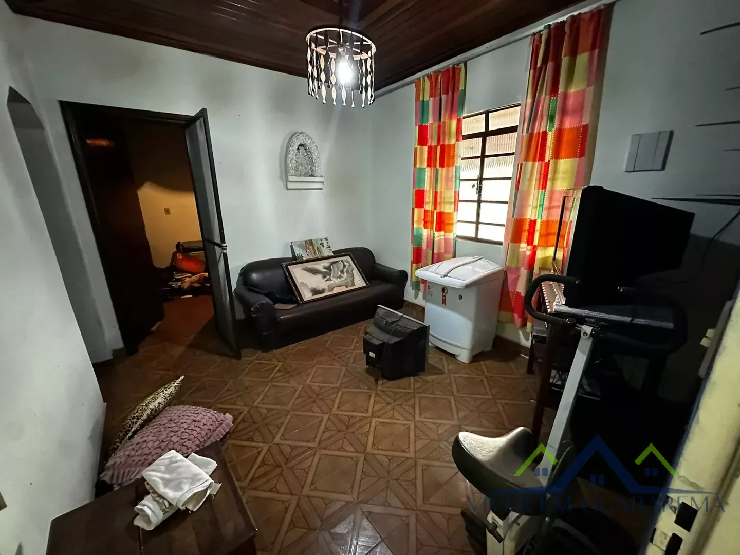 CASA PRÓXIMO AO CENTRO COM PONTO COMERCIAL — Miniatura 2