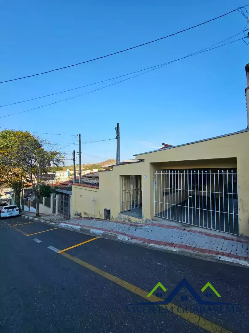 CASA TÉRREA NO CENTRO DE GUARAREMA