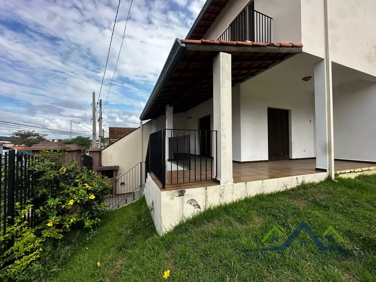 SOBRADO À VENDA NO CENTRO DE GUARAREMA — Miniatura 4