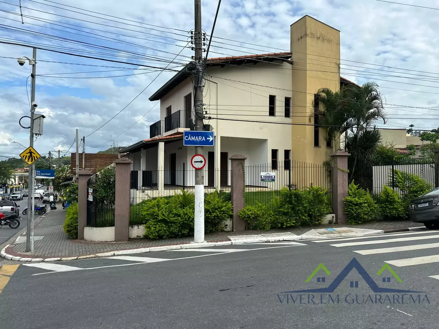 SOBRADO À VENDA NO CENTRO DE GUARAREMA