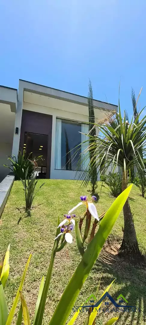 BELÍSSIMA CASA EM CONDOMINÍO FECHADO