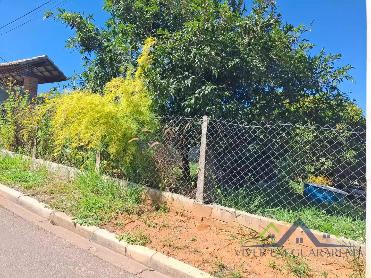 LOTE À VENDA COM CASA SIMPLES NO CAPOEIRINHA