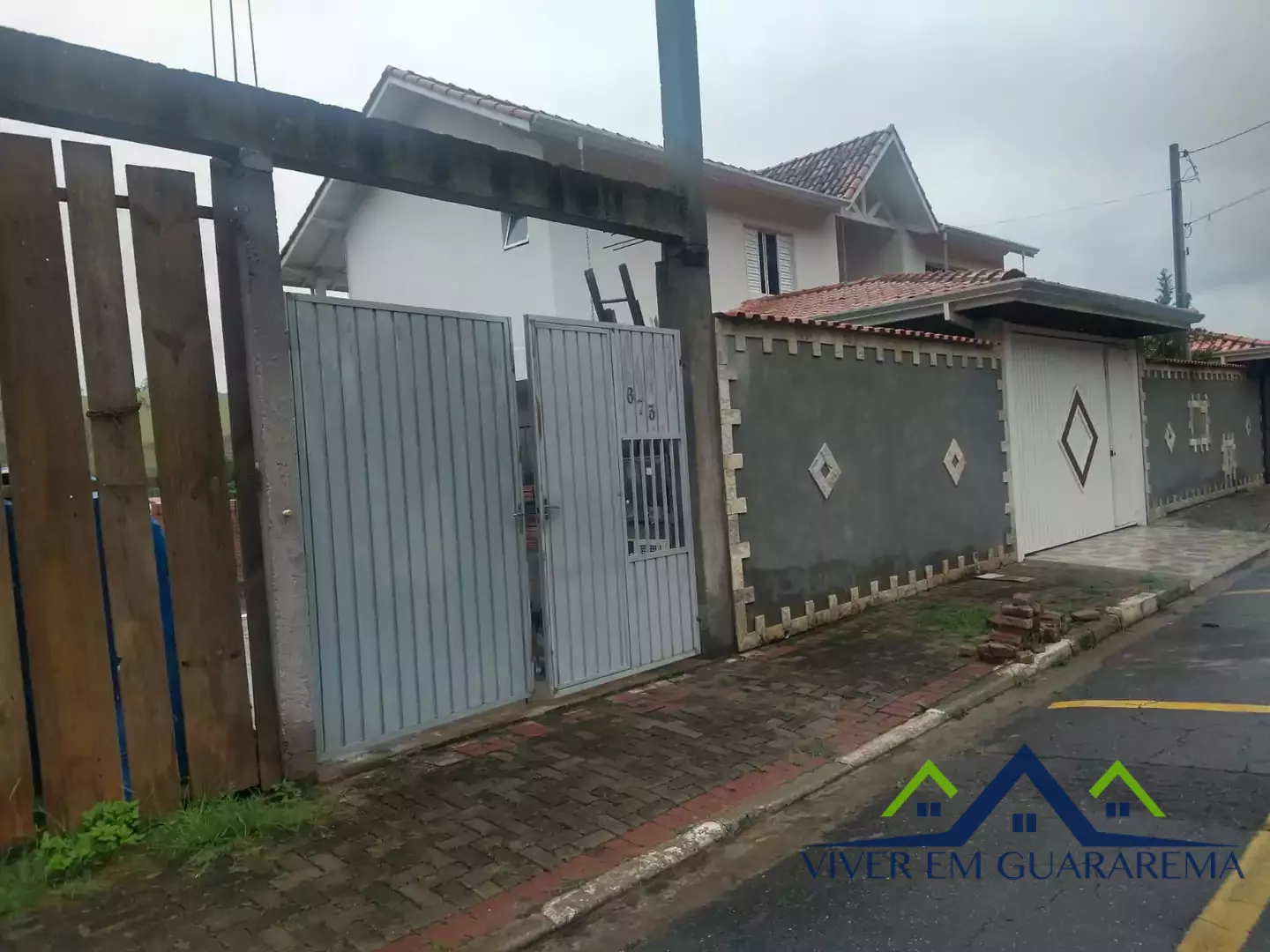CASA COM SALÃO COMERCIAL SEMI PRONTO À VENDA NO CENTRO DA CIDADE DE GUARAREMA