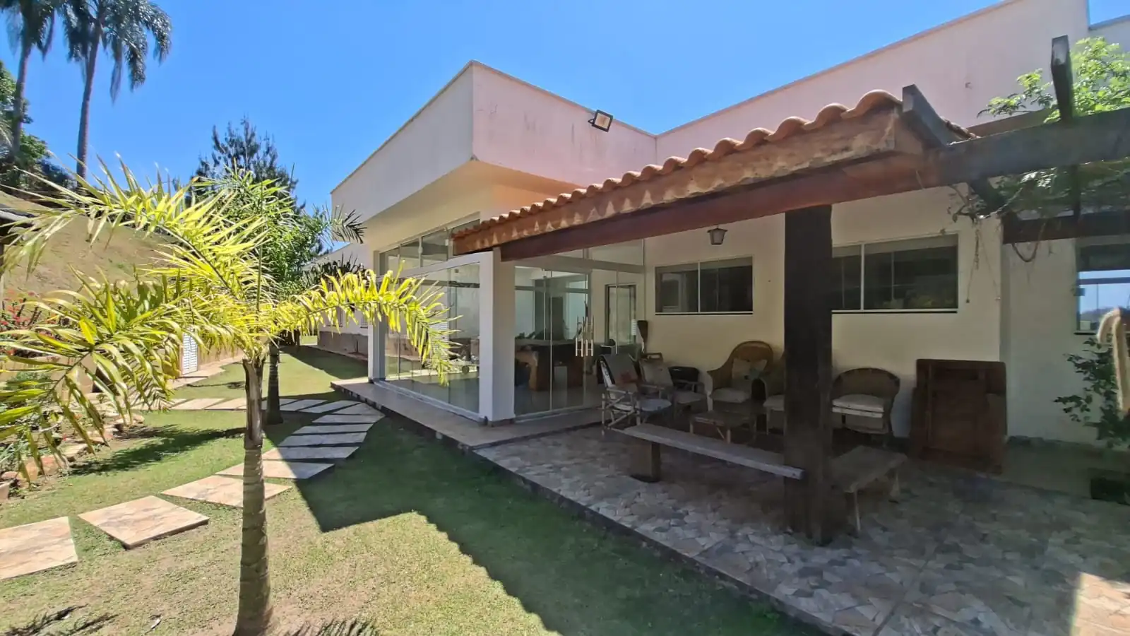 CASA À VENDA NO CONDOMÍNIO GRANJA VIRGINIA