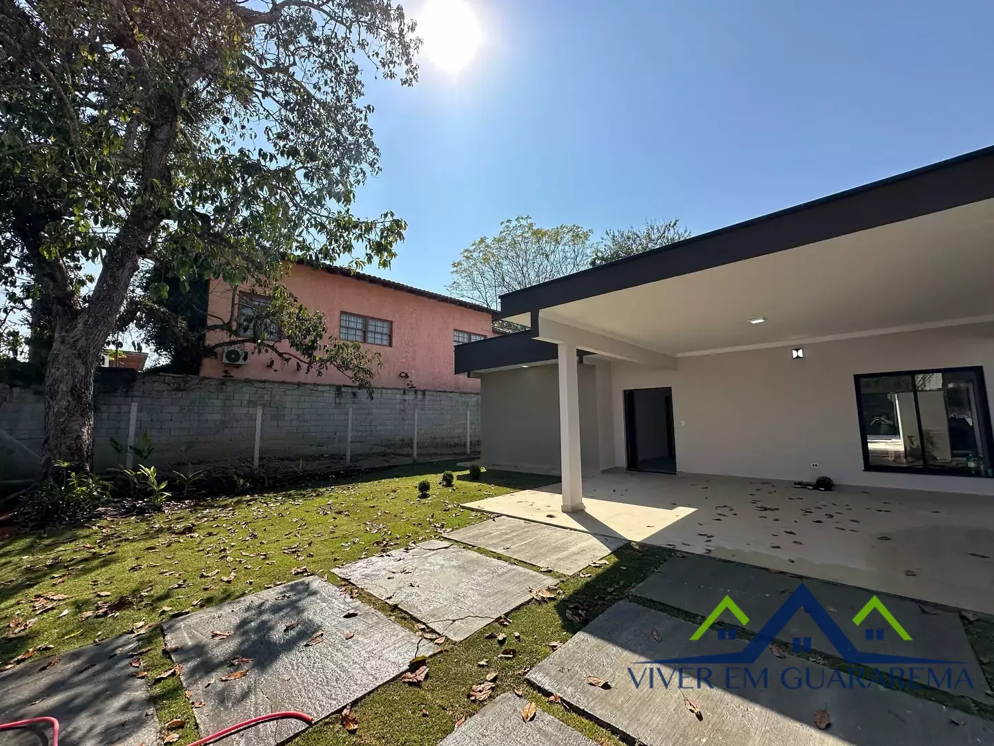 BELÍSSIMA CASA TÉRREA COM FUNDO PARA O RIO — Miniatura 2