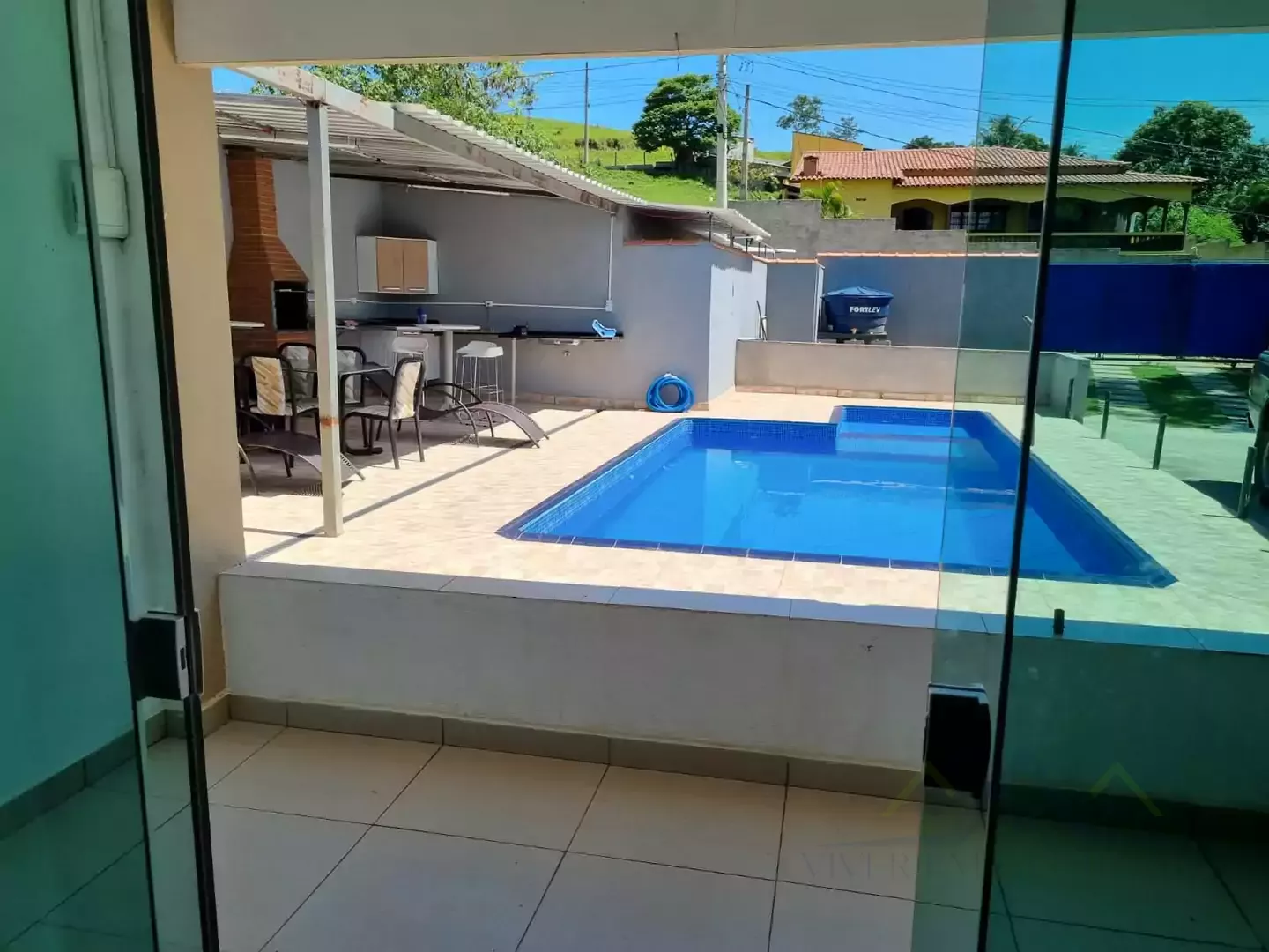 CASA COM PISCINA À VENDA NO COSTÃO