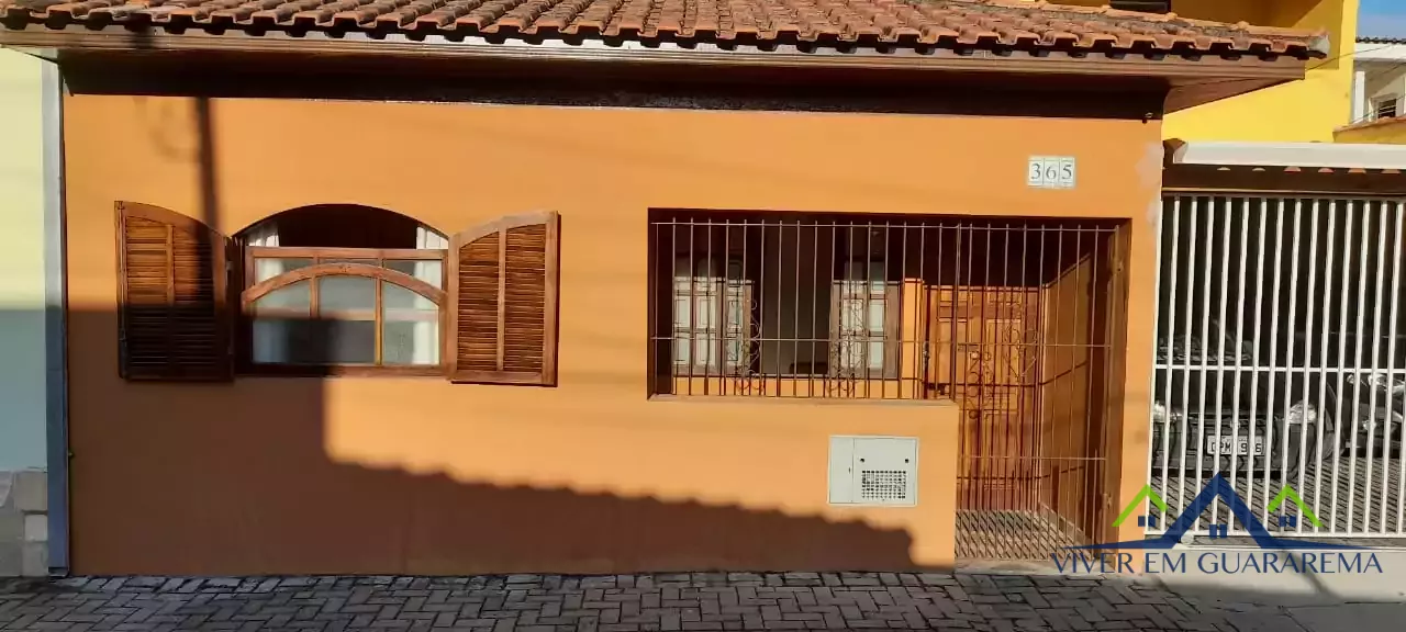 3 CASAS NO MESMO TERRENO NO CENTRO DE GUARAREMA
