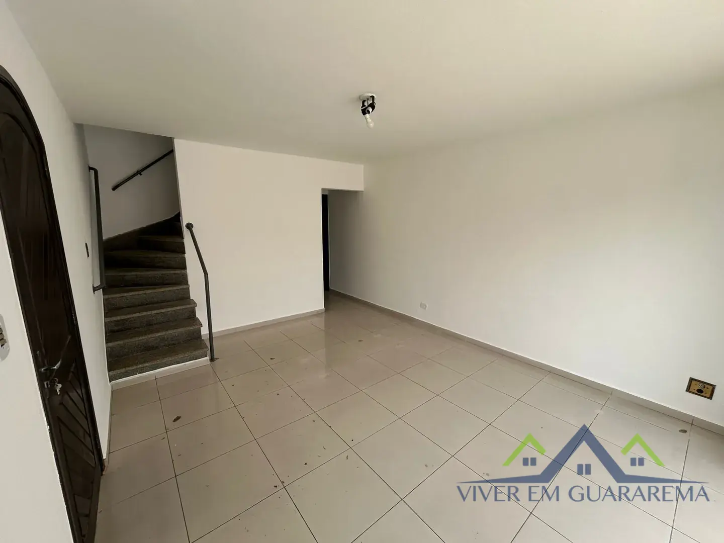 CASA À VENDA NO CENTRO DE GUARAREMA — Miniatura 2