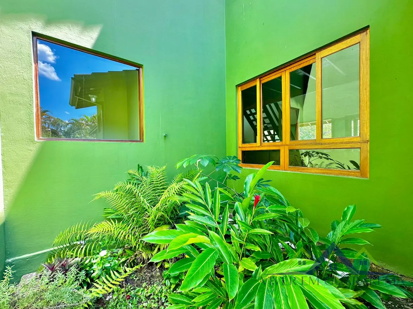 CASA CERCADA PELA NATUREZA NO CONDOMÍNIO ALPES — Miniatura 5