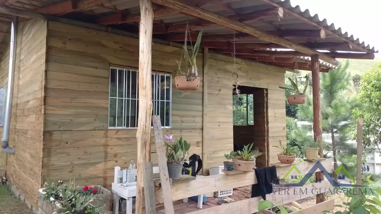 CASA COM CABANA DE MADEIRA NO ITAÓCA