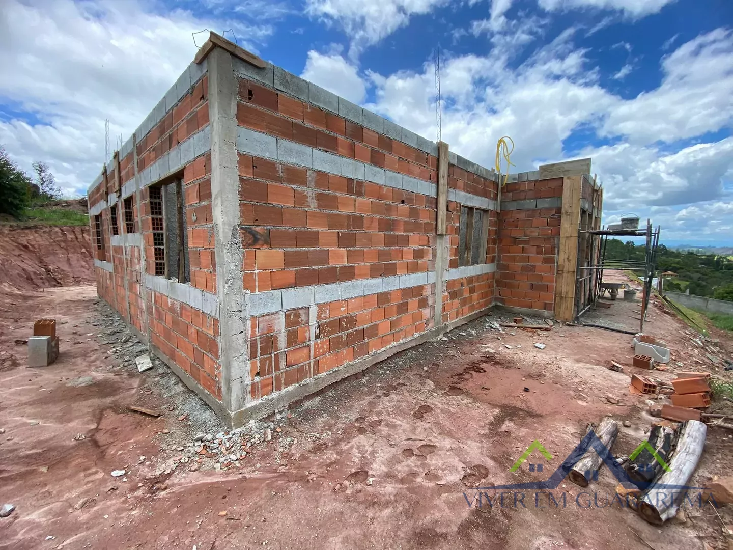 CASA EM FASE DE ACABAMENTO NO BAIRRO DOZINHO LEITE