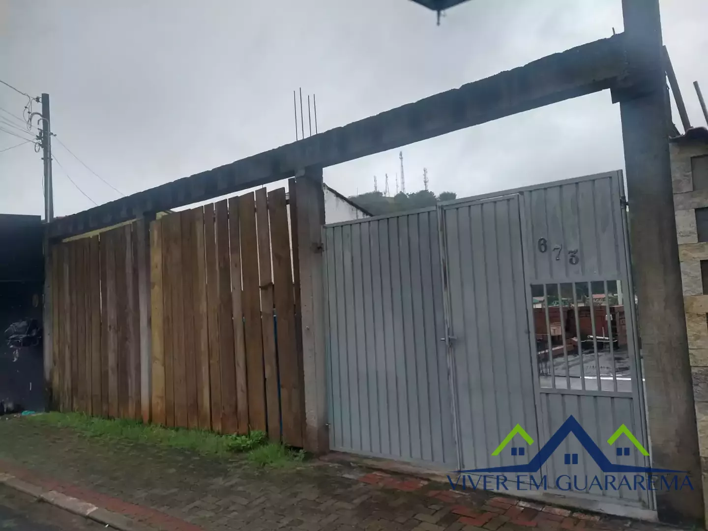 CASA COM SALÃO COMERCIAL SEMI PRONTO À VENDA NO CENTRO DA CIDADE DE GUARAREMA — Miniatura 2