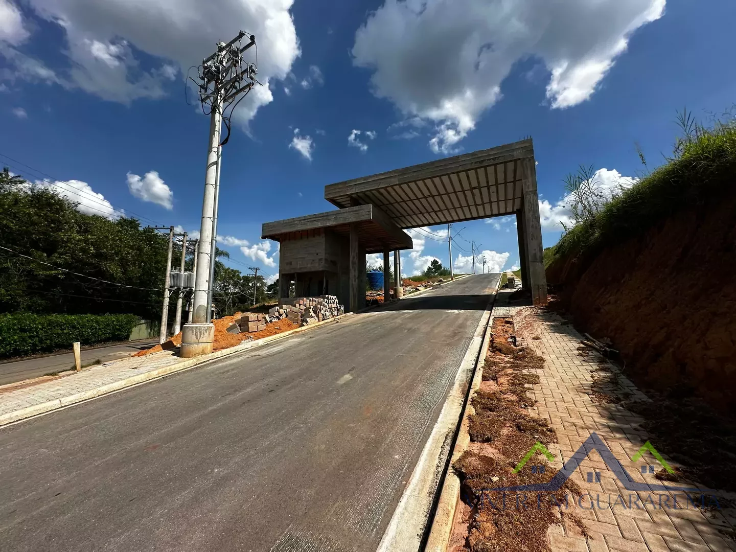 LOTES EM CONDOMÍNIO COM VISTA PARA O LAGO
