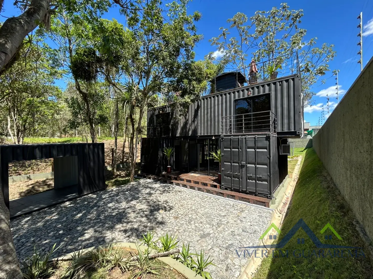 CASA CONTAINER EM ÁREA TRANQUILA COM TERRENO AMPLO