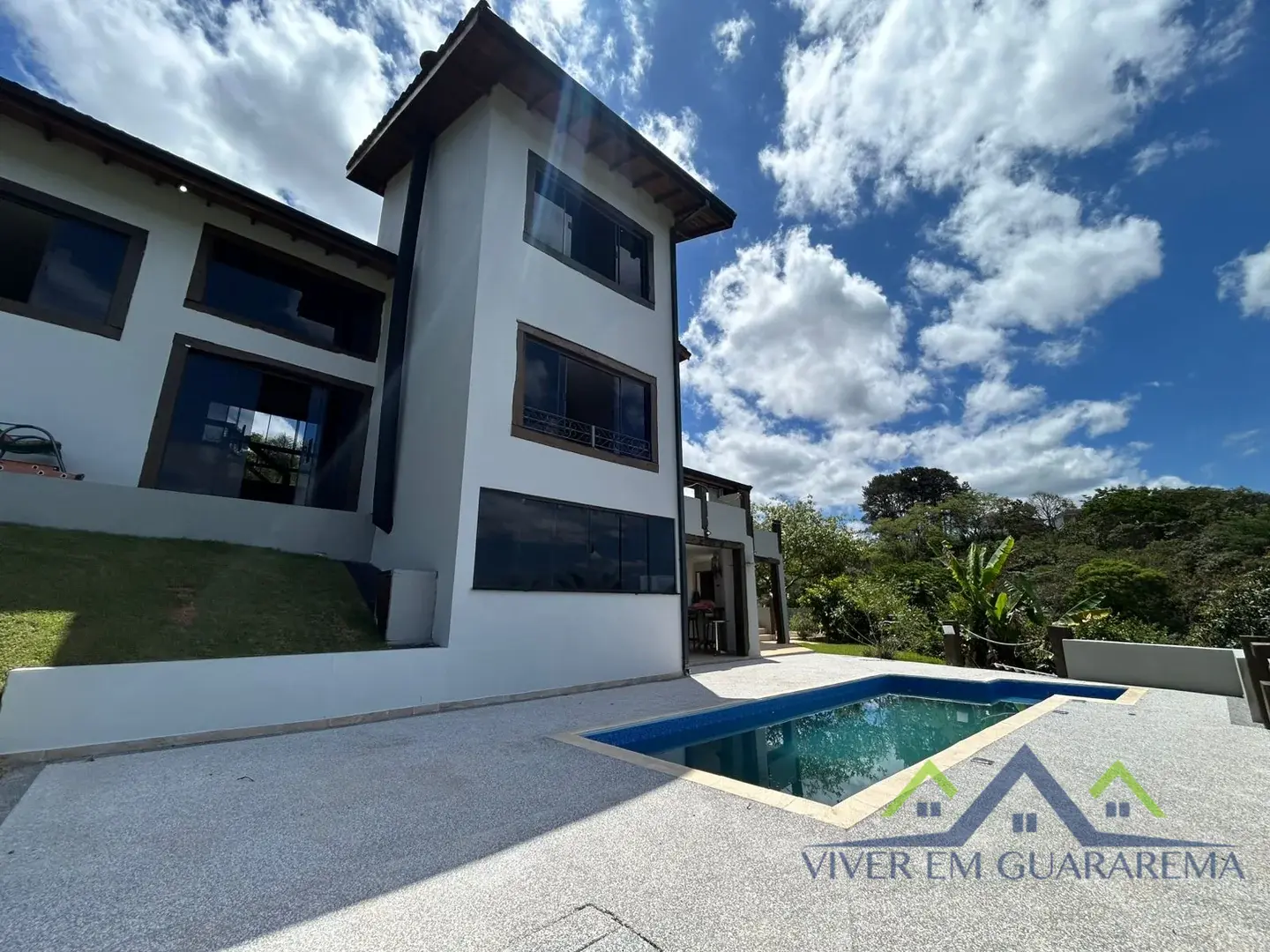 CASA À VENDA EM CONDOMÍNIO FECHADO