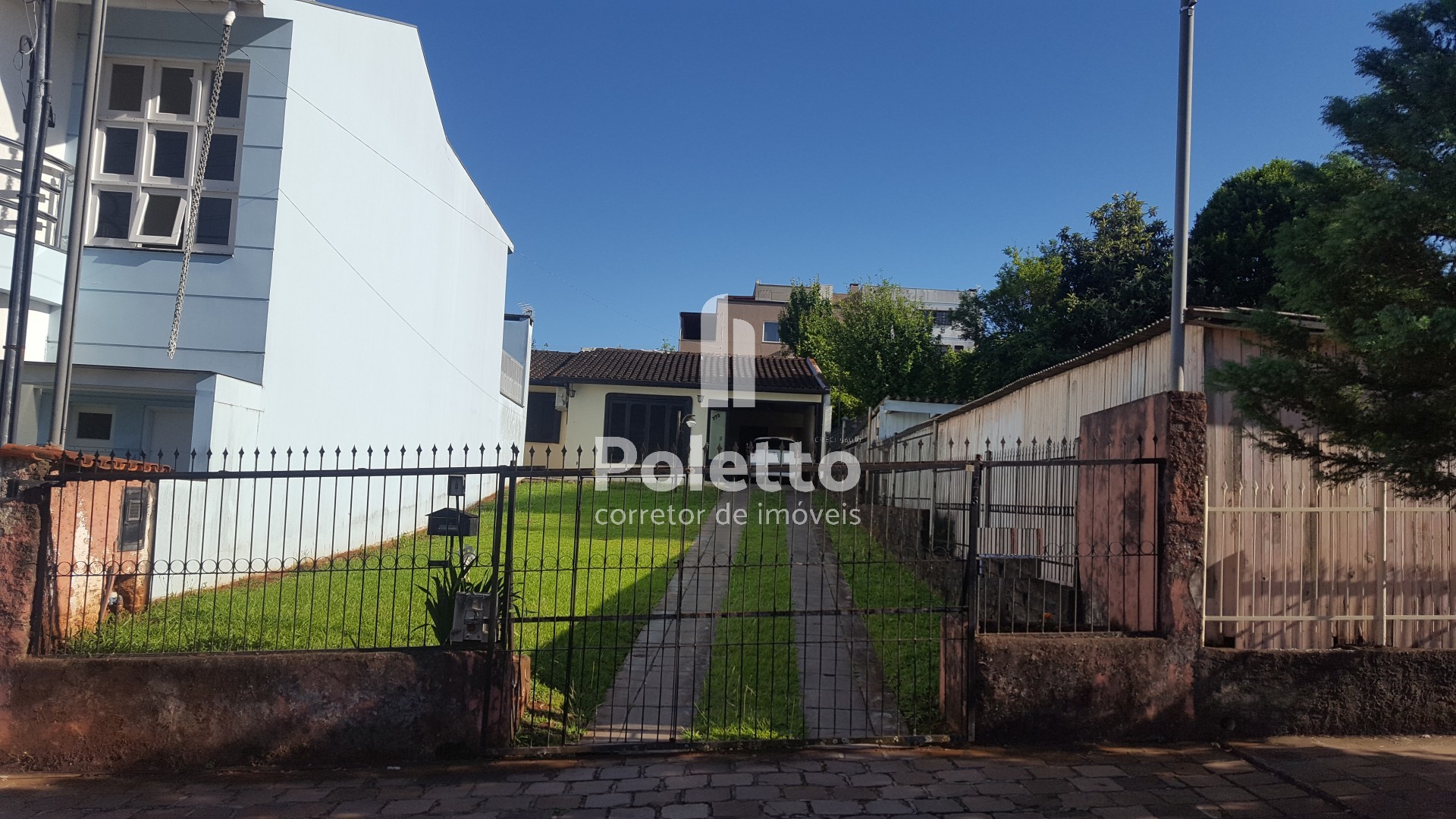 Casa com excelente pátio no centro de Marau