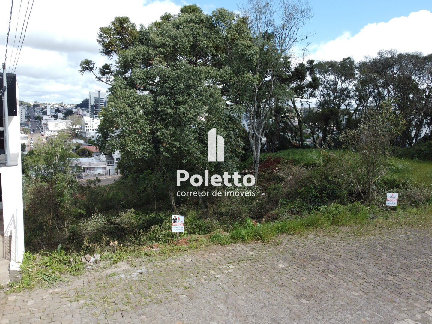Vende-se terreno muito bem localizado e em ponto da cidade — Miniatura 3