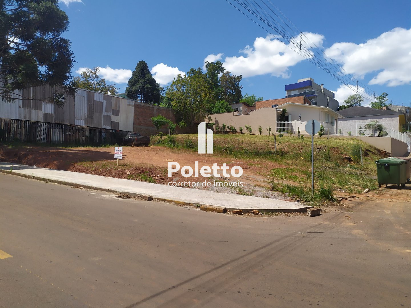 Terreno de esquina próximo a APAE