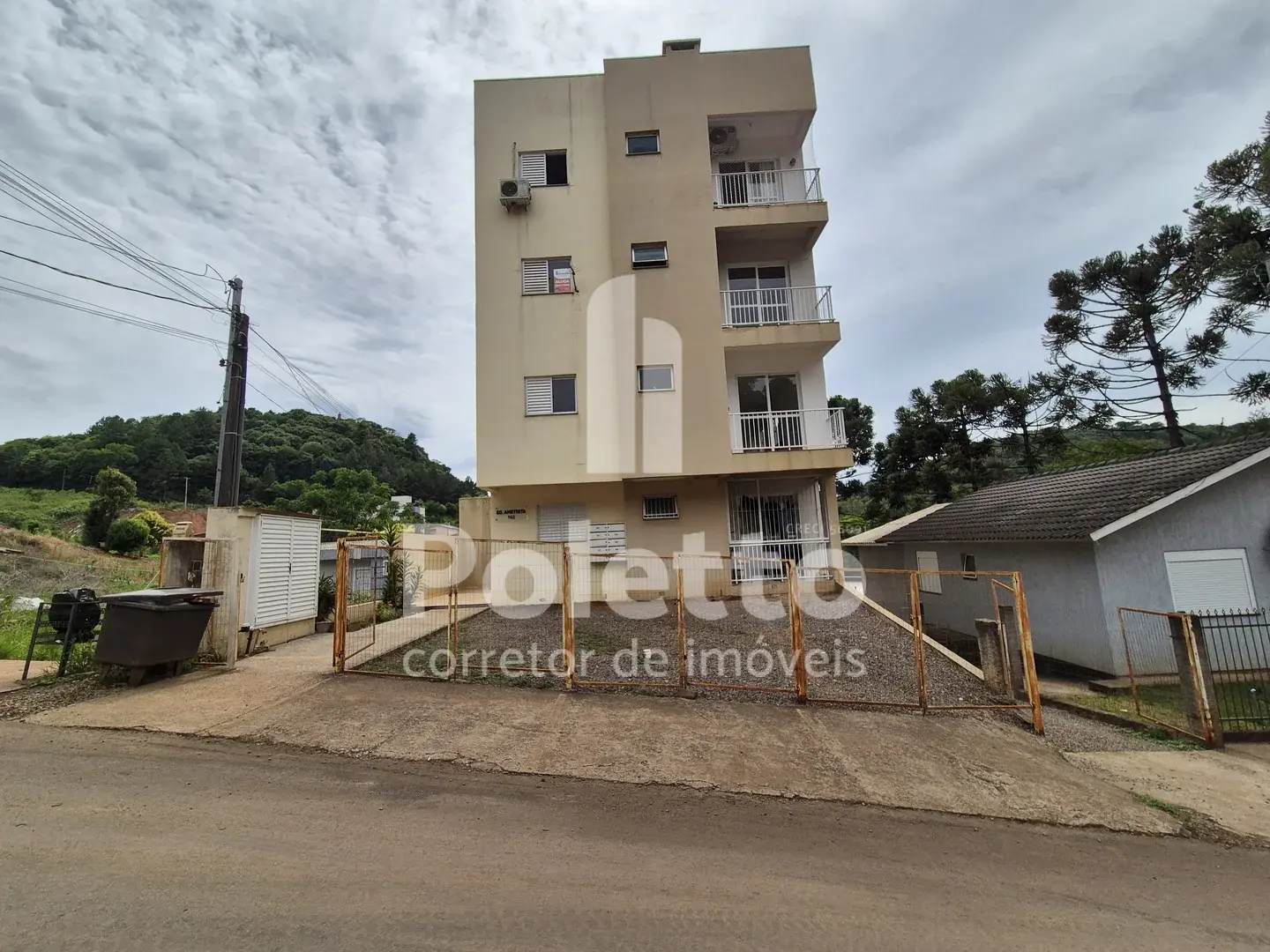 Aluga-se apartamento semi mobiliado