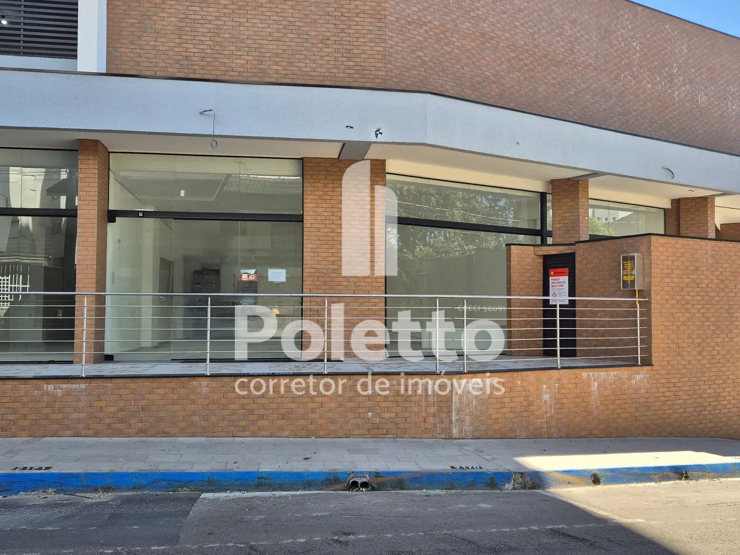Aluga sala comercial no centro de Marau — Miniatura 2