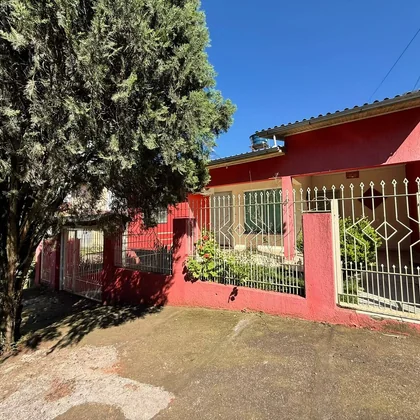 ALUGA-SE CASA SEMI MOBILIADA COM PISCINA