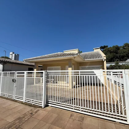 VENDE-SE CASA SEMIMOBILIADA NO CENTRO DE MARAU