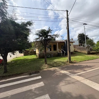 ALUGA-SE CASA COM 03 DORMITÓRIOS