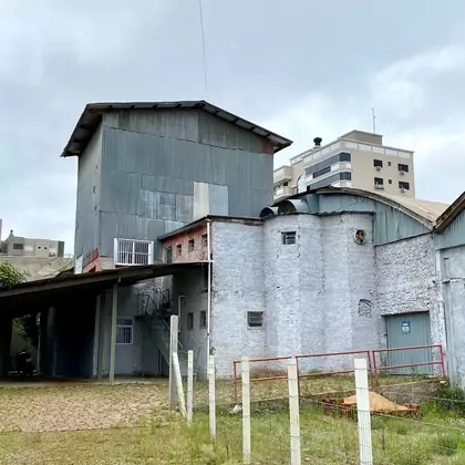 ALUGA-SE KITNET MOBILIADA EM FRENTE AO COLÉGIO CRISTO REI