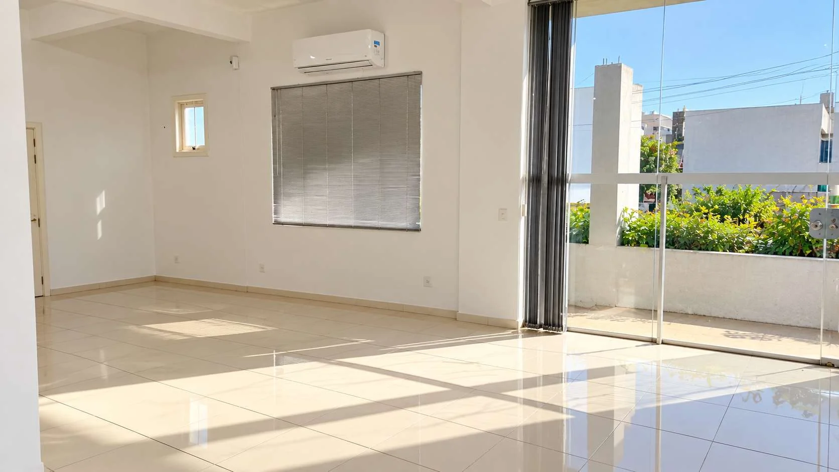 Locação - Sala comercial Locação - Sala comercial