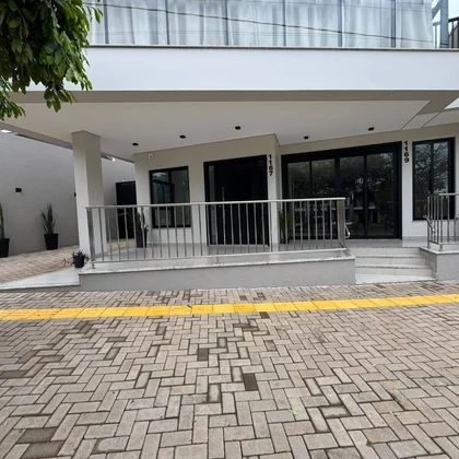 Aluga - se Sala comercial