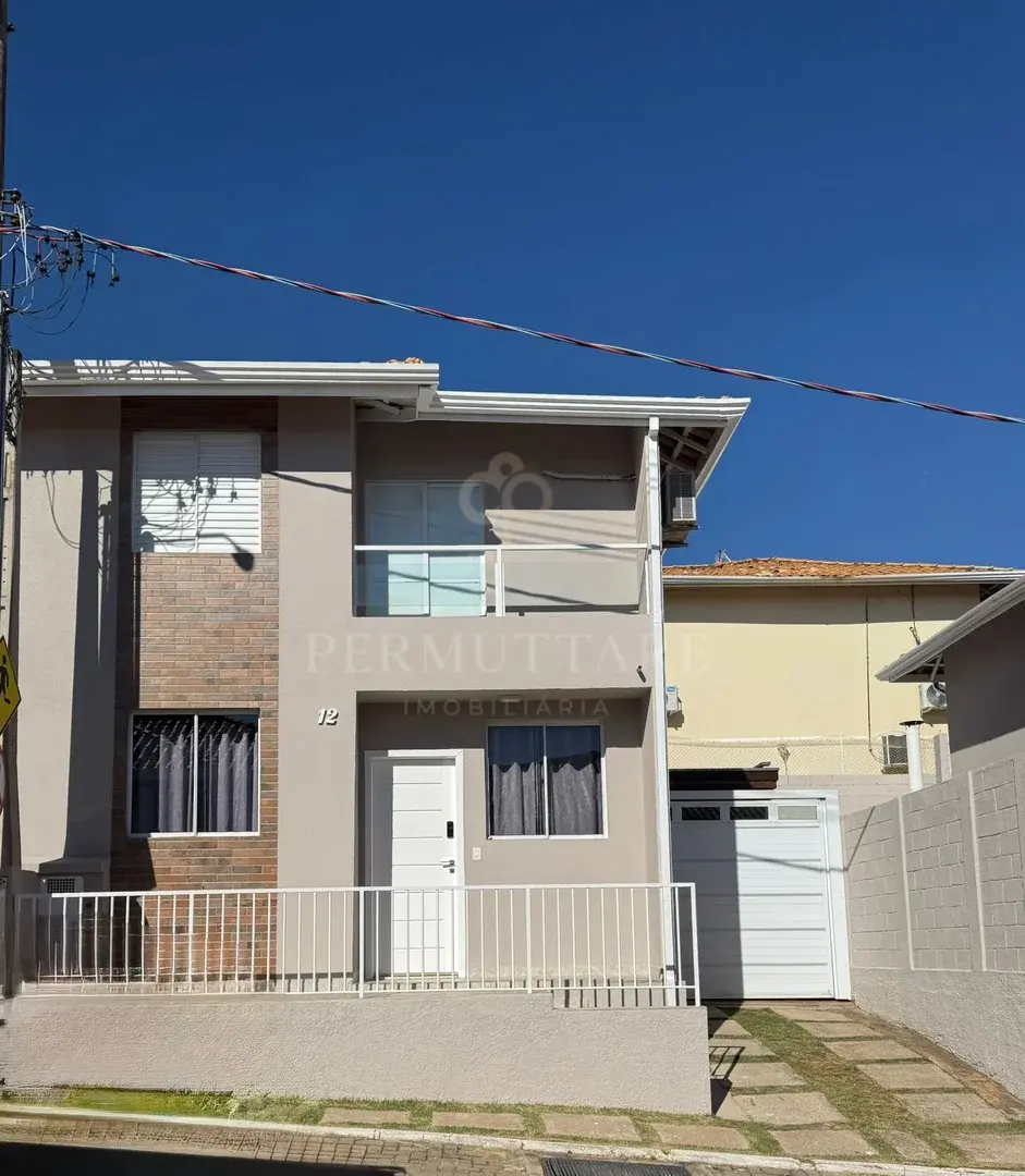 Casa reformada a venda no Condominio Village Córsega.