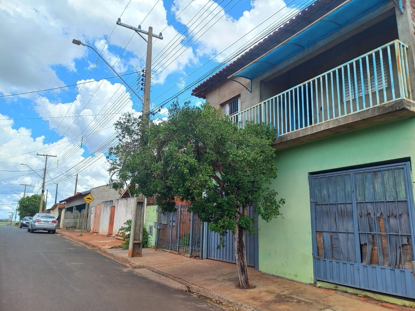 VENDE - SE BELO SOBRADO LOCALIZADO EM  RIOLANDIA/SP
