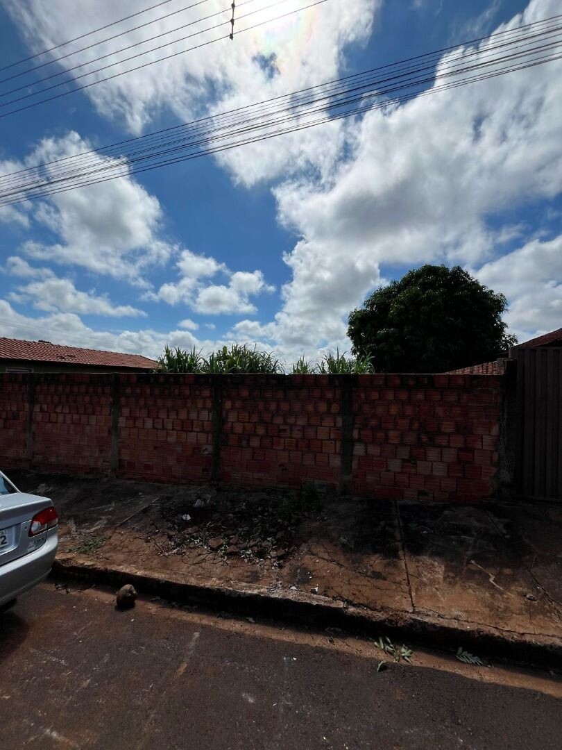 VENDE-SE TERRENO COM UMA ÁREA TOTAL DE 300M² NO CENTRO DE RIOLANDIA / SP