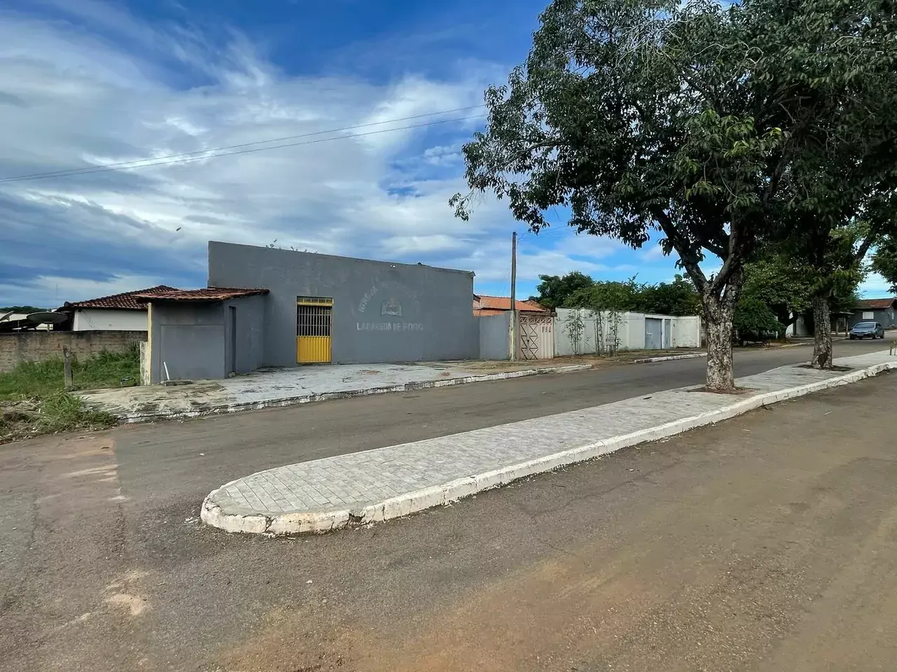 VENDE-SE 1 CASA E 1 GALPÃO PARA VENDA NO JARDIM QUERIDO — Miniatura 3