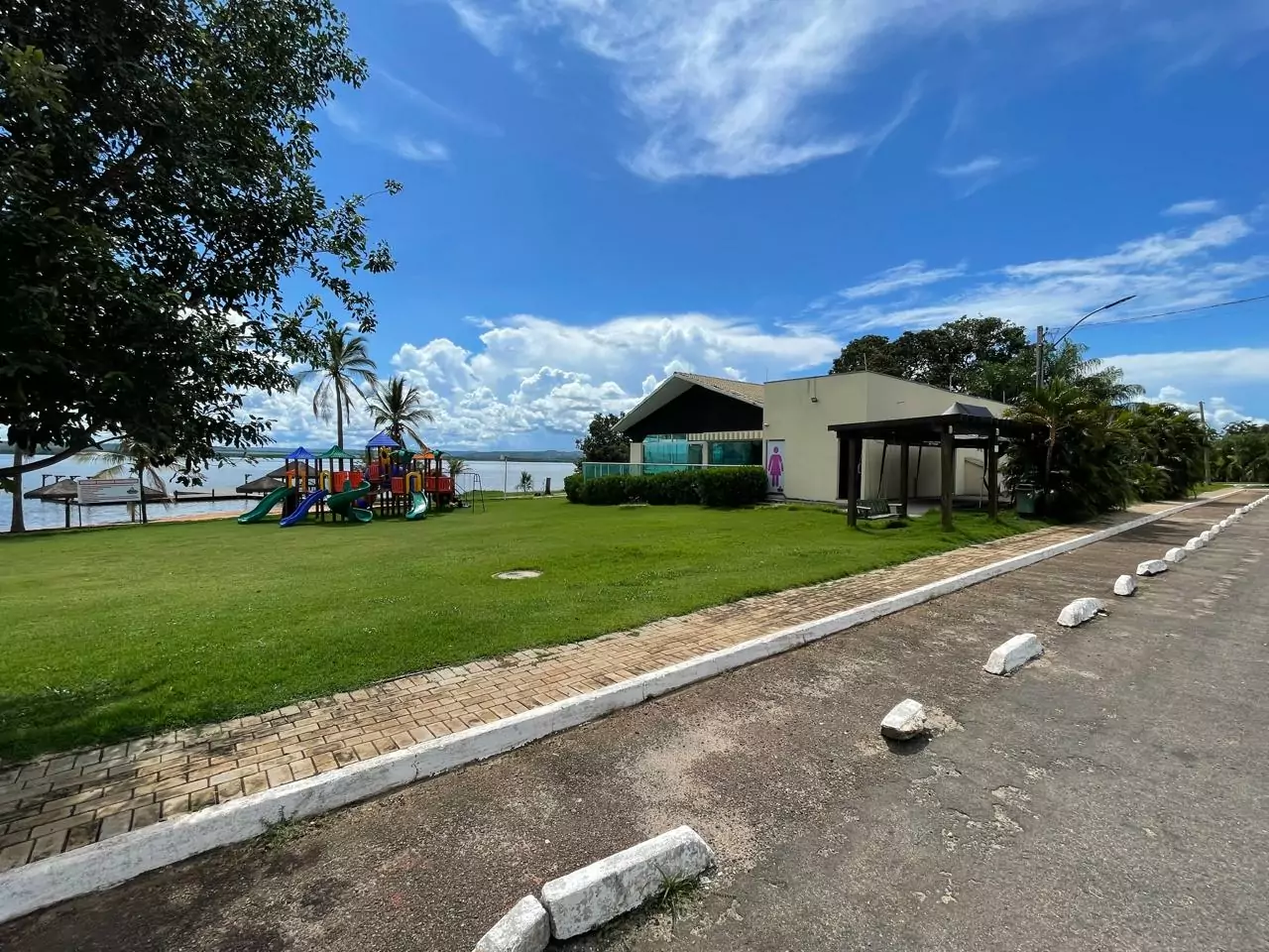 Vende-se terreno no loteamento Porto Leman  em Condomio Fechado de alto padrão — Miniatura 8