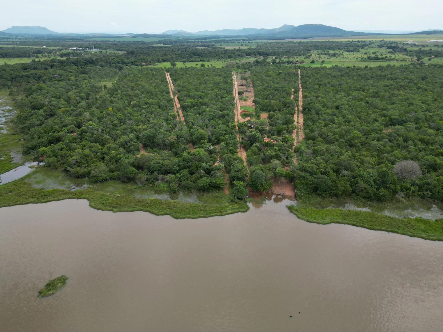 Chacara de 1 alqueires na margem do lago  a 15 km de Porto Nacional sentido Silvanopolis — Miniatura 2