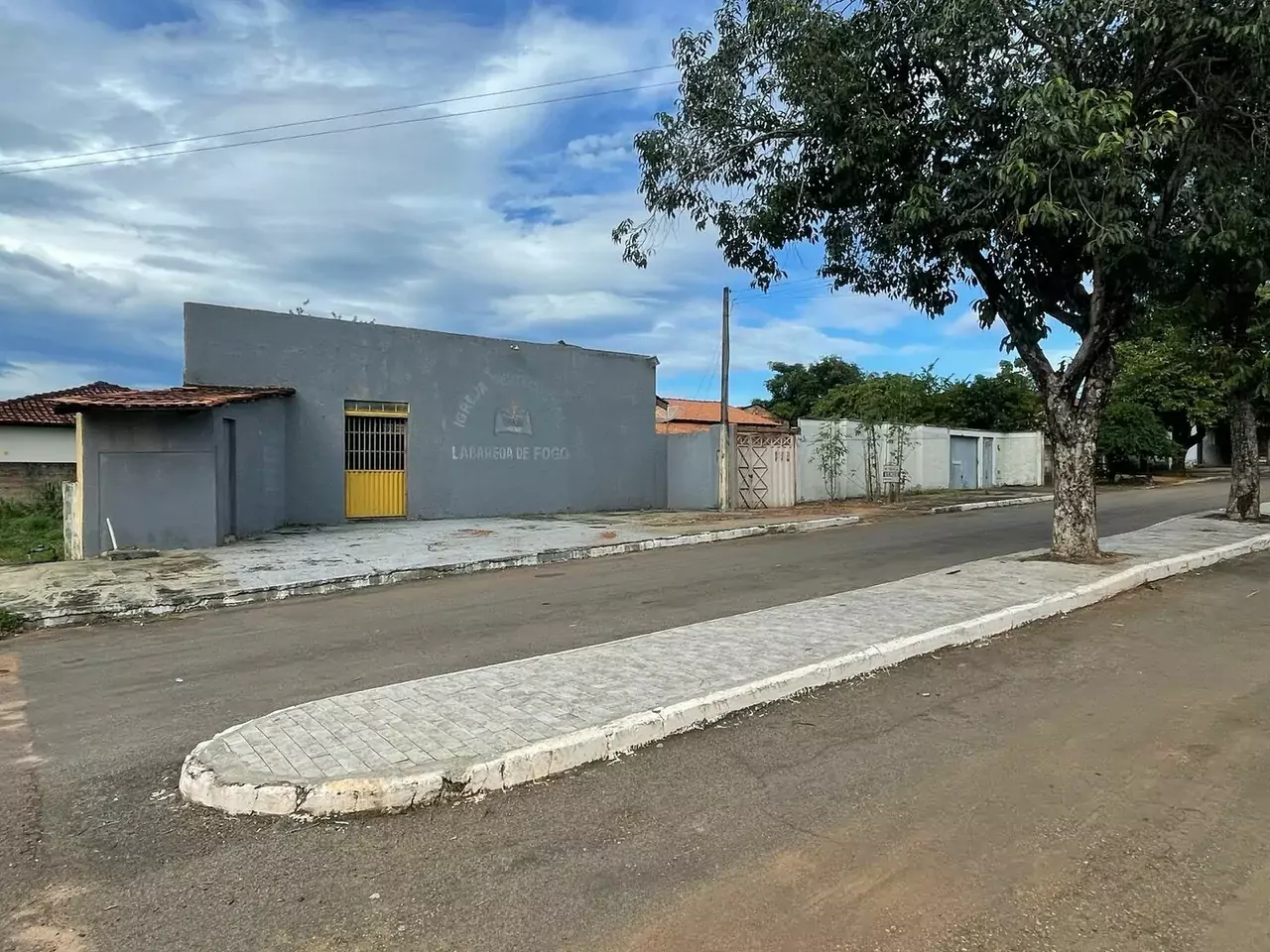 VENDE-SE 1 CASA E 1 GALPÃO PARA VENDA NO JARDIM QUERIDO — Miniatura 2