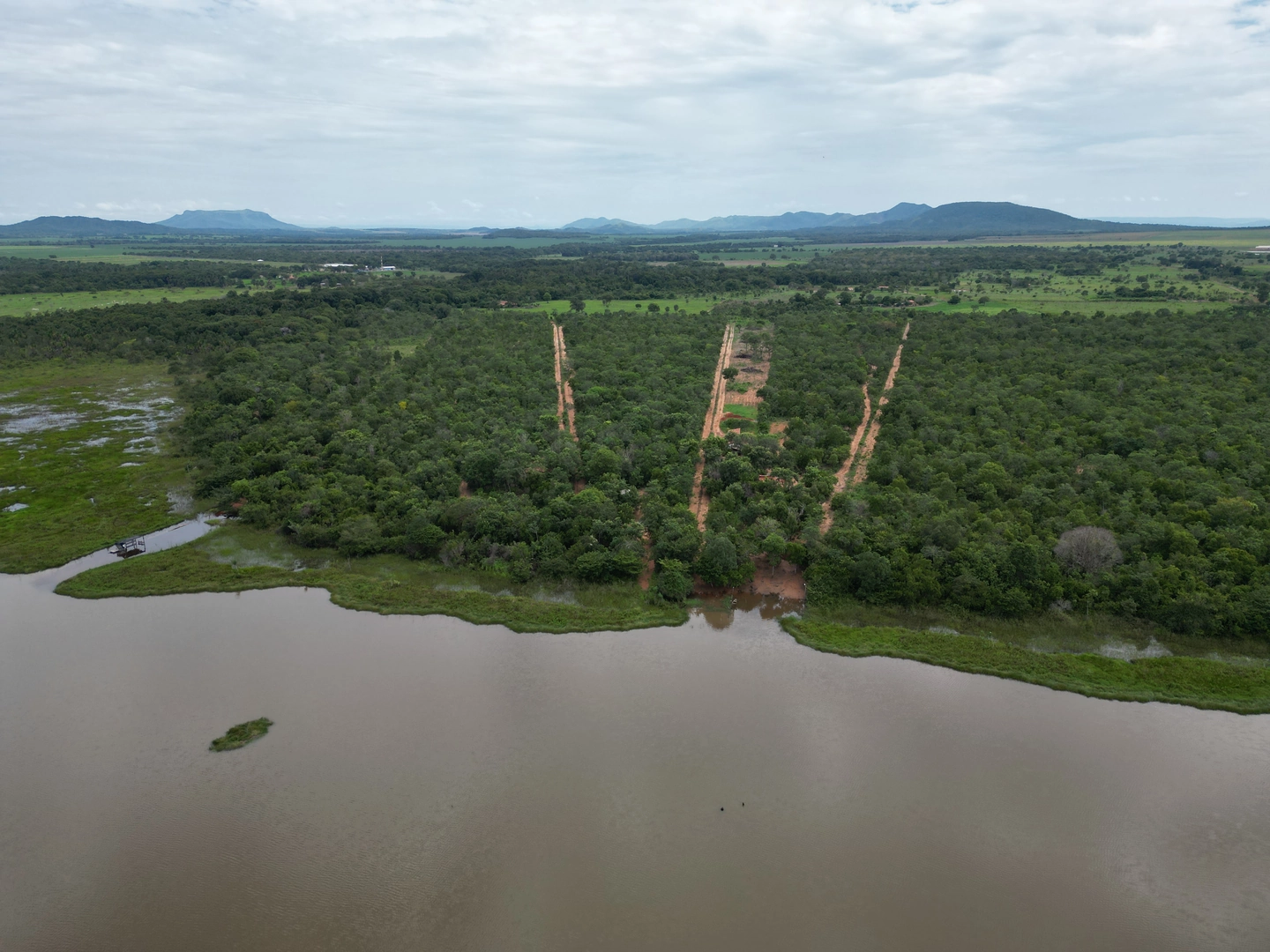Chacara de 1 alqueires na margem do lago  a 15 km de Porto Nacional sentido Silvanopolis — Miniatura 6