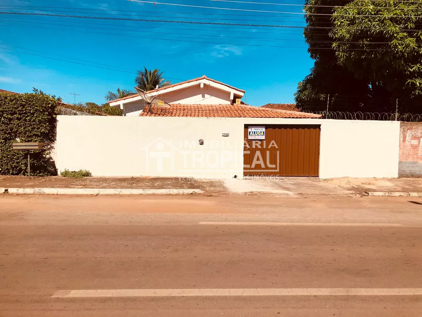Aluga-se casa bem localizada no centro de Porto Nacional-To.
