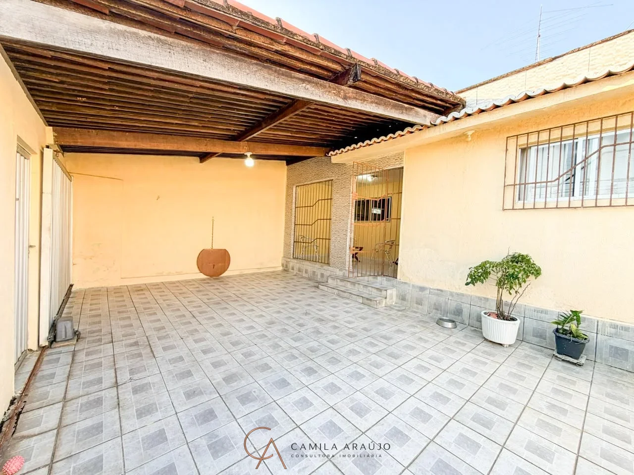 Casa à venda em Nova Parnamirim com 3 quartos, suíte e amplo terreno