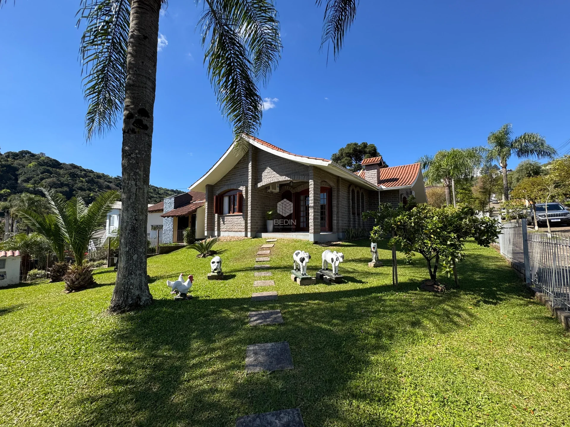 Casa de Esquina 4 Dormitórios à Venda