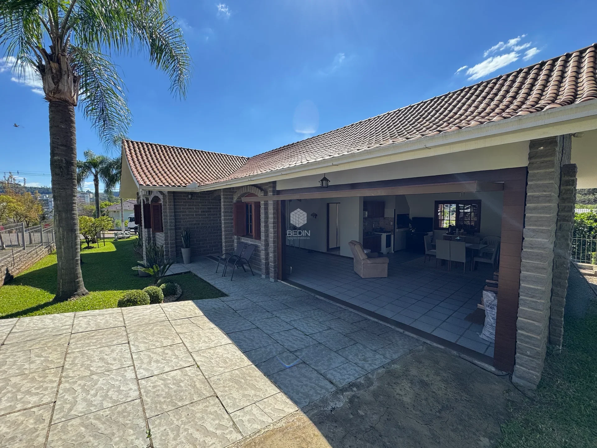 Casa de Esquina 4 Dormitórios à Venda — Miniatura 2