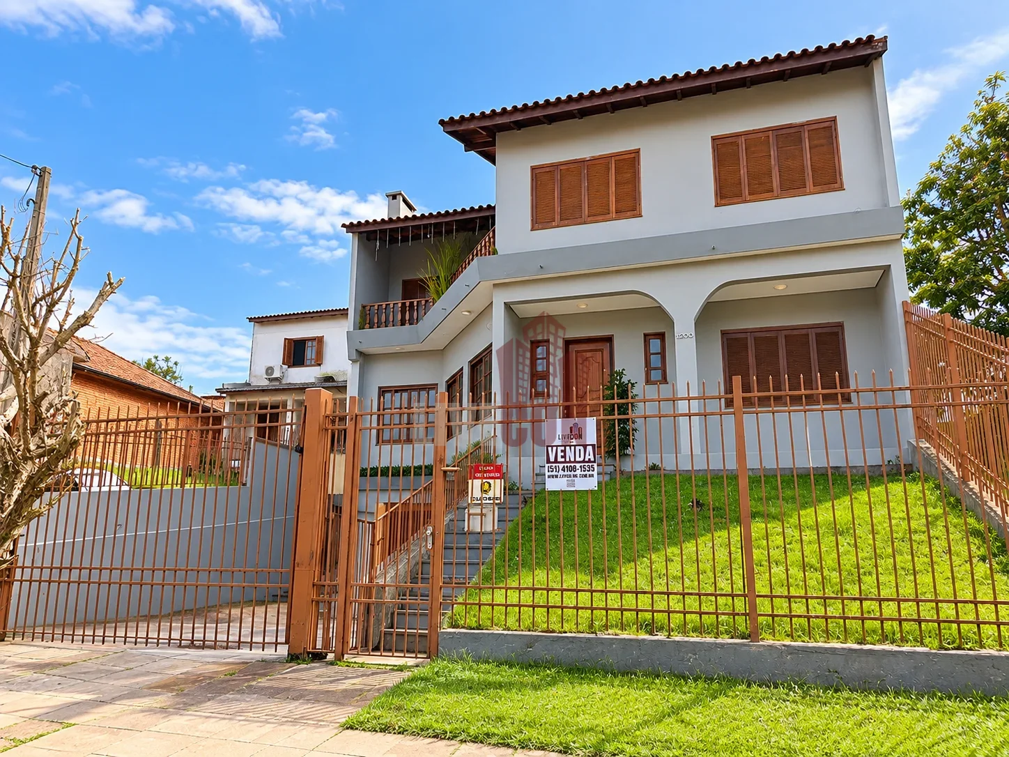 Casa 4 Dormitórios com Suíte, Piscina e 460 m² à Venda no Cristal