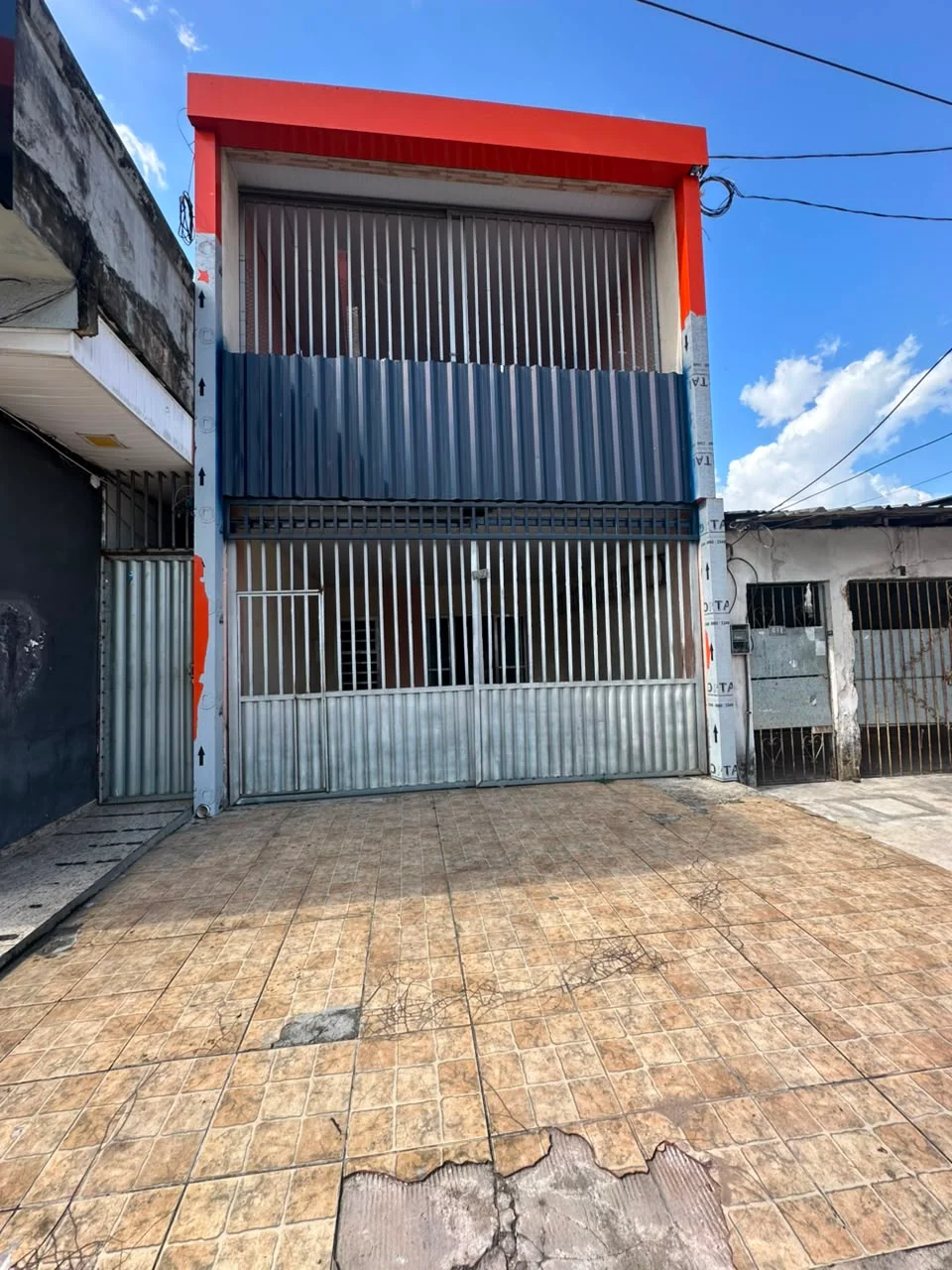 LUMIAR VENDE | CASA DE 2 PAVIMENTOS – TV. ANGUSTURA COM DOIS PAVIMENTOS NA SAGRAMENTA